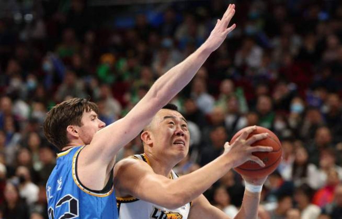 里程碑夜里尔扳平良机，CBA季后赛赛后刷纪录，质疑声仍在，心理建设被强调的简单介绍一竞技赛事