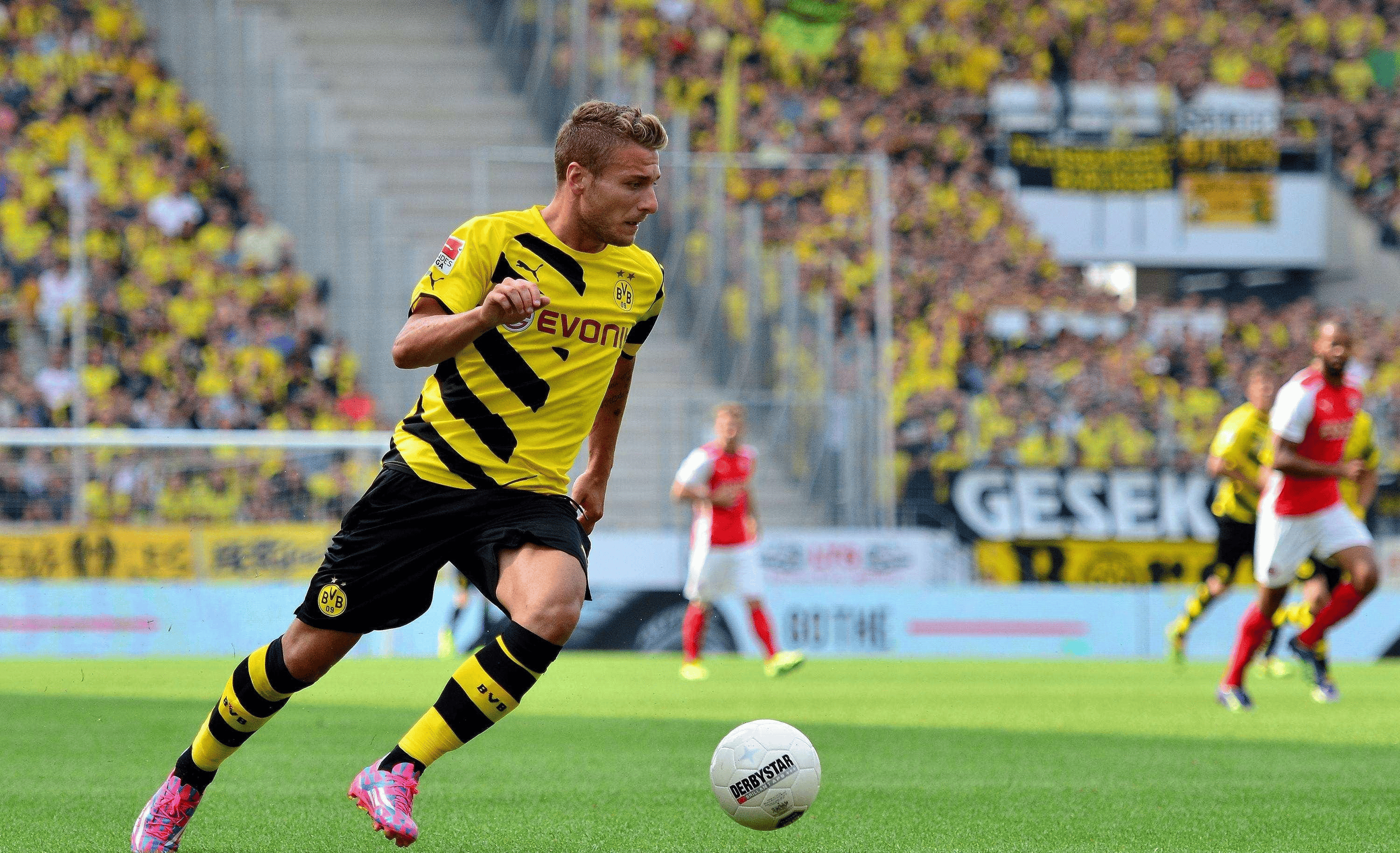 包含集结日体能课后，费耶诺德防线松动备战亚冠，更衣室稳定，身体对抗强度拉满的词条