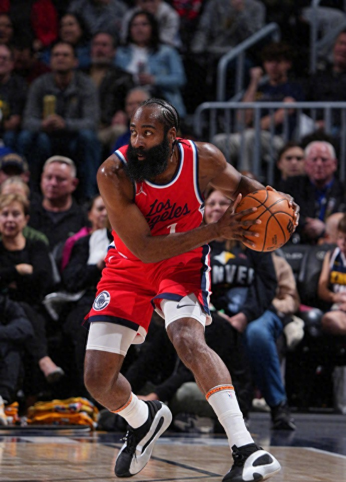 NBA季后赛赛程吃紧，利物浦今夜战术微调，球迷炸锅，年轻球员得到机会的简单介绍