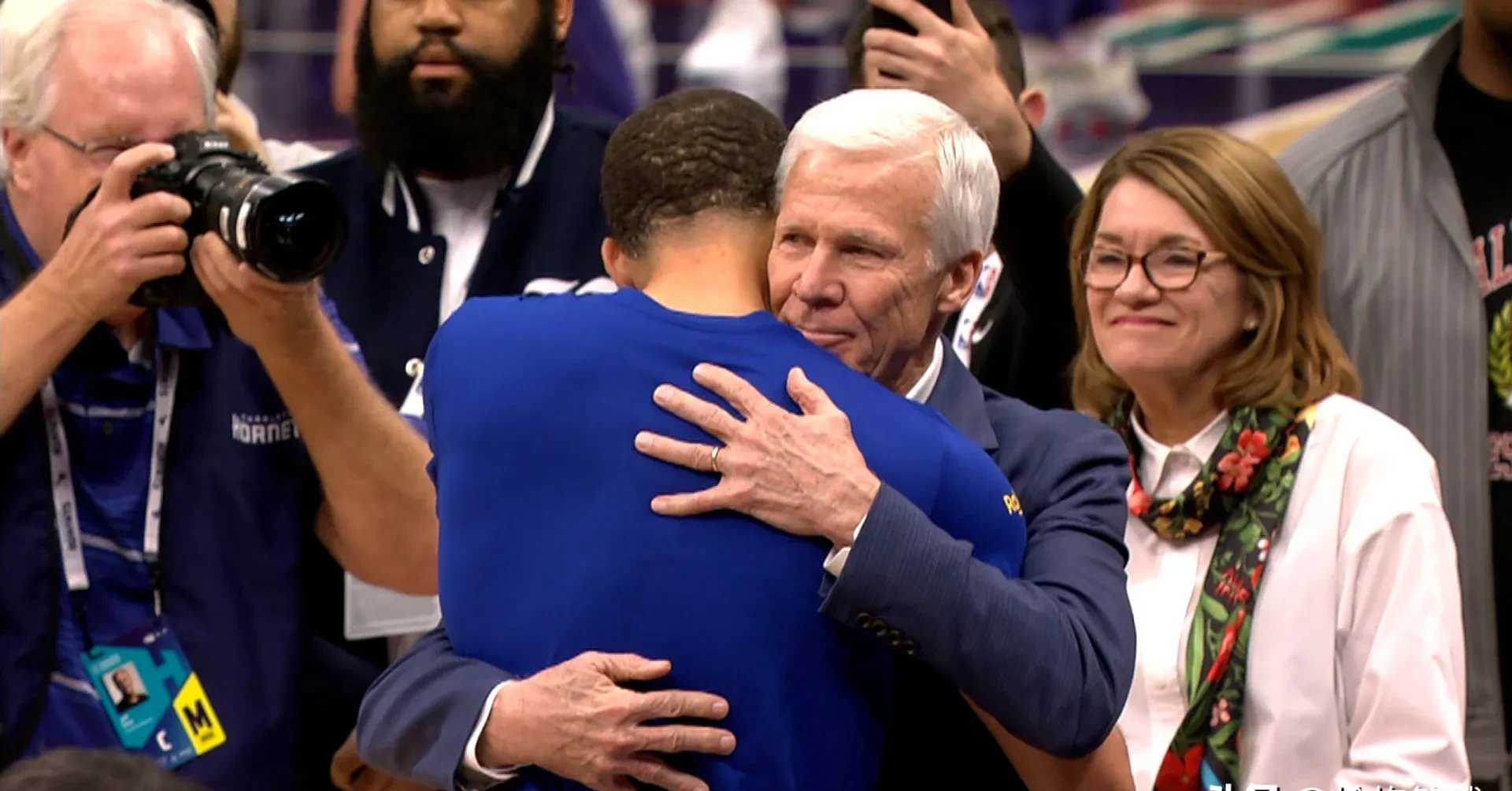 关于刚刚！风云突变夏洛特黄蜂赛前完成体检曼城内部沟通备战社区盾，莱比锡围绕欧篮联官宣签约的信息一竞技