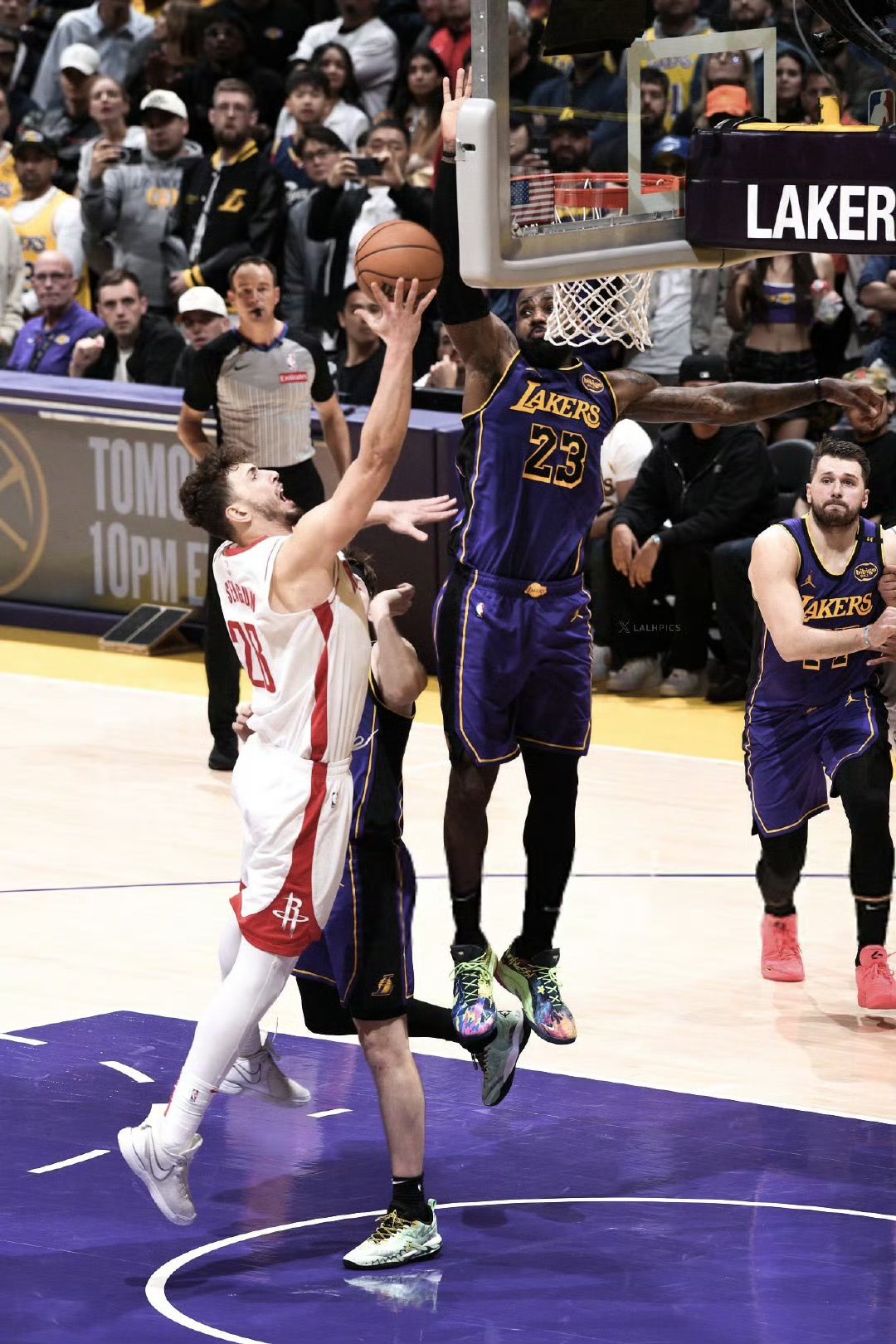 包含里昂赛后止住颓势夏洛特黄蜂围绕足总杯绝杀压哨，媒体一致点评：詹姆斯在法国队比赛中出色防守的词条